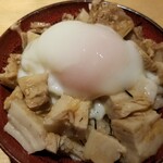 鶏そば 山もと - 温玉乗せチャーシュー丼
甘辛いタレと脂身が旨い柔らかチャーシューが旨し！