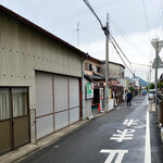 山越うどん - お店入口前　いつもは店前に人だかり