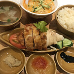 シンガポール 海南鶏飯 - チキンは揚げ＆蒸しのハーフ