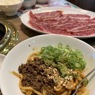 カルビ屋八戒 - 料理写真:季節限定の坦々麺
麺のもちもち感、味、フォアジャオの香り、ピーナツがどれも素晴らしいハーモニーでした
量少なくして定番メニューになればいいのに