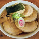 日光軒 - チャーシューメン！バラチャーシューの蓋で密閉されてます。