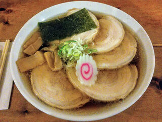 日光軒 - チャーシューメン！バラチャーシューの蓋で密閉されてます。