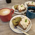 杜カフェ&ベーカリー - デザート盛合せ。今日はニンジンケーキと抹茶とクランベリーのケーキ