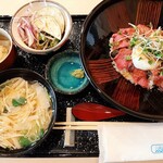 Kappou Takeda - 鱧と玉葱のひんやり煮物、水茄子のサラダやおみそ汁付き、宮崎和牛ローストビーフ丼セット1,000円