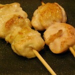 串焼とおでんの飯造 - 炭火串焼 むね肉(オス右・メス左)