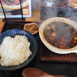 花梨 麻婆飯店 - カレー麻婆豆腐定食。
      器がいつもの麻婆豆腐定食とちがいます！
      こちらもランチ時間はご飯おかわり無料！