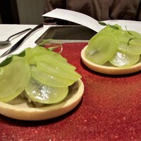 ラ ペ - 【アミューズ】 秋刀魚 シャインマスカットのスライスが美しく彩る一皿目は、下に秋刀魚のタルトを忍ばせています♪