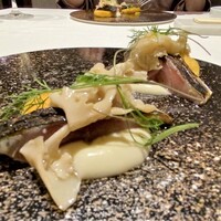 ラ ペ - 【オ－ドブル】 サバ 糠に短時間漬けたサバは、福井県の伝統料理“へしこ”をイメージした料理　ビネガーに漬けたハナビラダケや柿などを添えた、和のテイストが強く出たフレンチです♪