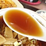 美幸飯店 - スープは見た目ほど濃くなく、昔ながらの中華そばといった感じのあっさりスープ。