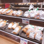 Iondo Rippu Kafe Asahikawa Ekimaeten - すぐ脇のパン売り場