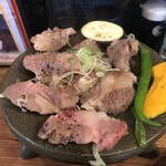 大阪産料理 空 - お肉を焼いているところ