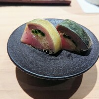 匠 進吾 - 酢〆の鯖に、ガリ、ネギ、胡麻を挟んで
