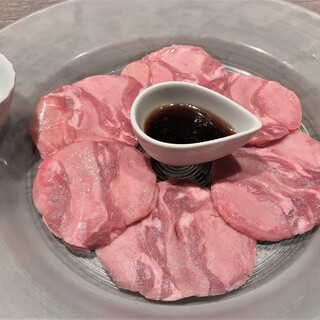 Limited quantity! Enjoy the luxury of thickly sliced lamb tongue, a rare part of the body.