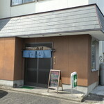 和食 魚靖 - 駐車場は店頭前と横にあり