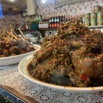 モンゴ モロ - 一番上がメインの段。右はアヒルの辛い煮込み