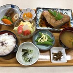 ななっこ - おまかせ定食（カレイ煮つけ）