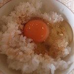 すき家 鯖江北野店 - 卵を、混ぜ混ぜしますよ～。