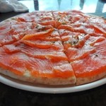 ウルフギャング・パック カフェ - Salmon　Pizza　　2,000円 　レギュラーサイズ。結構なボリュームっす。アメリカでは、１人分？？
