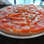 Salmon　Pizza　　2,000円 　レギュラーサイズ。結構なボリュームっす。アメリカでは、１人分？？