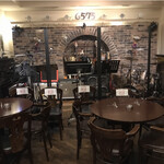 フォーク酒場 6575 - ステージと客席の間にはアクリルパーテーション