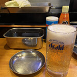 串屋 - お通しのキャベツとビール。生ビールはちょっと小さめです