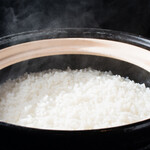 Yakiniku Kankoku Shuke - 佐渡産のお米を使用しており、土鍋で炊いて提供しております。