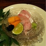 明石の鯛を軽く二時間昆布締めにしたもの、穴子の紐造り、北海道産北方領土付近で採れた雲丹は海苔の佃煮と。