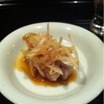 京 上賀茂 御料理秋山 - 鰤の炙りは島らっきょうを刻んだものと。野味と酸味が脂を抑えます。