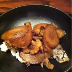 京 上賀茂 御料理秋山 - 2キロもある大物の鱧を炙り土ごぼうと山椒で頂きます。下には小さなご飯。