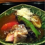 京 上賀茂 御料理秋山 - 鯖素麺。へしこの出汁を絡め、
      ゴマ鯖の炙り、獅子唐、トマト、茄子と。