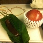 京 上賀茂 御料理秋山 - 新幹線で食事の続きを。粒餡と水羊羹、パッションフルーツ一個。