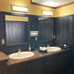 山みず木 - 広々板の間。流し、洗面、トイレ、冷蔵庫。冷蔵庫にはここで出る美味しいお水だけ。それ以外は空。