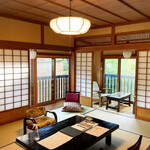 山みず木 - 和室10畳2方向の開け放し窓とベランダ付き