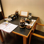 山みず木 - お食事処にて夕食　土瓶蒸しと八寸と素敵な仲居さんがスタンバイ