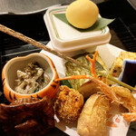 山みず木 - 左から時計回りに、栗の実入り白和え、月見団子見立てはさつまいも、茸入り卵焼き、茄子わさび漬け、川海老、辛子蓮根、馬肉信農フライ、真ん中は秋刀魚鮨　