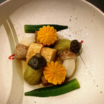 山みず木 - これが最高に美味しかった！　薄い色でもしっかり味が入って、少し甘め。松茸に見せた里芋・ひすい茄子・菊の花はカボチャ、揚げ麩、信田巻き、オクラ