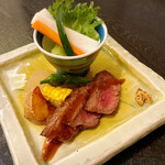 山みず木 - 肥後牛ステーキ　インカのめざめ・とうもろこし。スティック野菜は酢漬けになっててこのまま食べられます