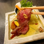 山みず木 - ステーキを一口に切ってくれてます。マスタードをつけて