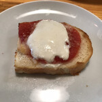 フラテッロ - 熱々のバケット（トマトソースにモッツァレラチーズ）