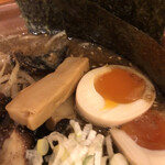 究極のにぼし味噌らーめん 人間ばんざい - 特製にぼし味噌らーめん（アップ②）