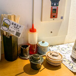 神田 つけ蕎麦 わびすけ - 卓上の調味料