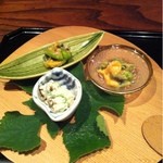 京 上賀茂 御料理秋山 - 川津海老、紫いんげんは辛子和えに。白和えは白菜菜、干し柿。韓国南瓜、とりがいは、南瓜の種で和えて。