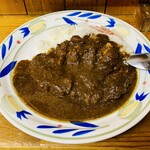 おやじカレー - カツは衣を付けるところから調理が始まる。15分程で提供。レンコンのピクルスが乗ってる。衣全体にルーを掛けんといて欲しい。