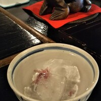 平野屋 - 氷の入った冷たい桜水