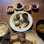 割烹 しらこ - 2020/10/21.刺身5点と煮魚または焼き魚の定食¥2500
            全景