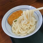 准手打ちな 満福うどん - 麺のリフトアップ