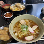 小進庵 - デカイ丼できました　牛骨、豚骨　ダブルスープだとか　蒲鉾がバラバラは？