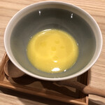 吉花 - とうもろこしと昆布出汁とお塩だけのスープ。
      だけとか言われてるけどものすごく豊かな風味だし、甘味と旨味とがどちらも純粋にダイレクトに来て美味しかった。