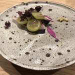 吉花 - 鯖とシャインマスカット。紫蘇の爽やかさが鯖とマスカットの橋渡しになっていて素晴らしい。シャインマスカットは本当に美味しい。