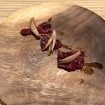 吉花 - これは凄かった！
      調査捕鯨ではなく商業捕鯨でとれたクジラ。
      哺乳類であることをはっきりと感じる赤身のお肉は、とてもとても美味しかったです。